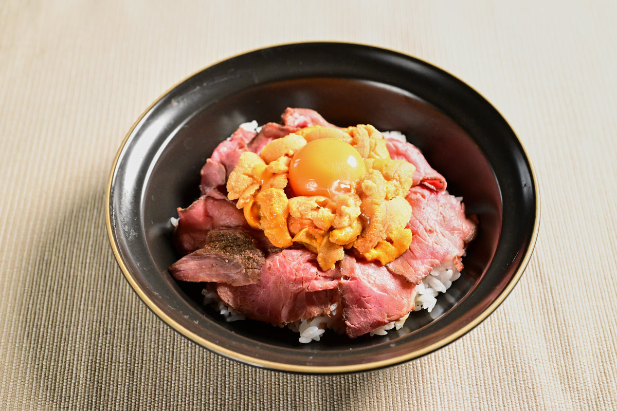 生うにをたっぷりのせたローストビーフ丼